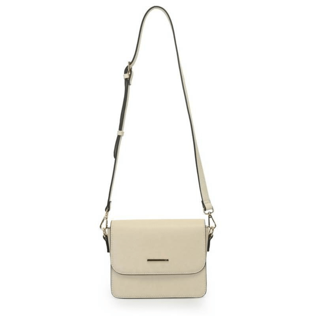 Bolsa WJ Off White frontal em material sintético texturizado com alça ajustável bicolor e detalhe metálico dourado